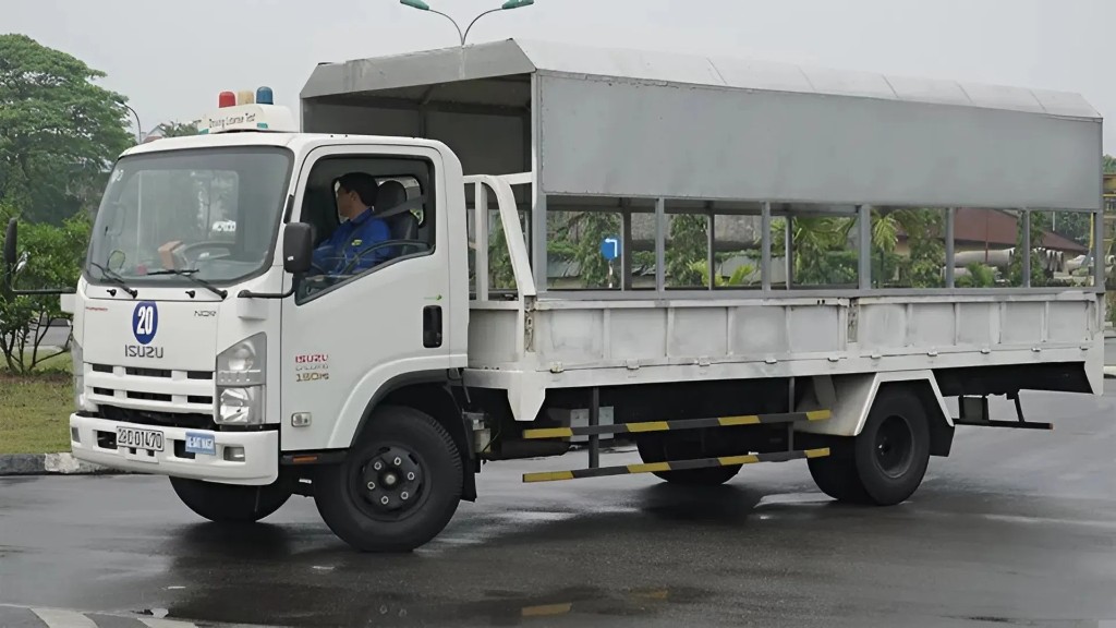 Xe tải thực hành khóa học bằng lái xe hạng C